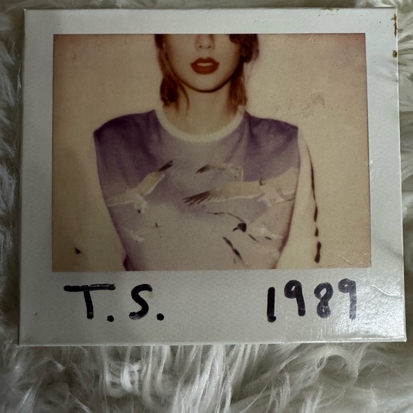 Taylor Swift CD 1989 in a slip case with pack of 13 Polaroids - Picture 1 of 16